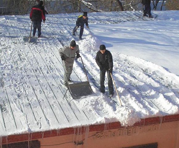 Картинка В Петербурге погиб рабочий, убиравший снег с крыши