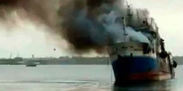 Фото Горящий траулер в Хабаровске едва не стал причиной новой экологической аварии Картинка Горящий траулер в Хабаровске едва не стал причиной новой экологической аварии