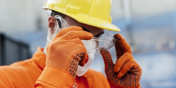 Изображение от <a href="https://ru.freepik.com/free-photo/worker-in-uniform-with-hard-hat-and-protective-glasses_11403376.htm#query=%D0%BE%D0%BF%D0%B0%D1%81%D0%BD%D0%B0%D1%8F%20%D1%80%D0%B0%D0%B1%D0%BE%D1%82%D0%B0&position=1&from_view=search&track=ais">Fr