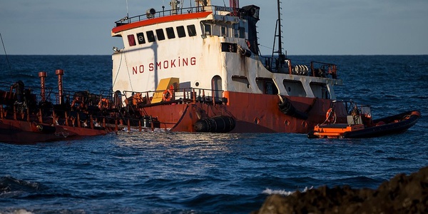 Картинка Завершилась откачка нефтепродуктов с танкера «Надежда»