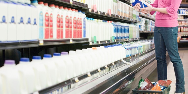 Картинка к Цены на молочную продукцию вырастут из-за сертификации Девушка смотрит как цены на молочную продукцию вырастут из-за сертификации