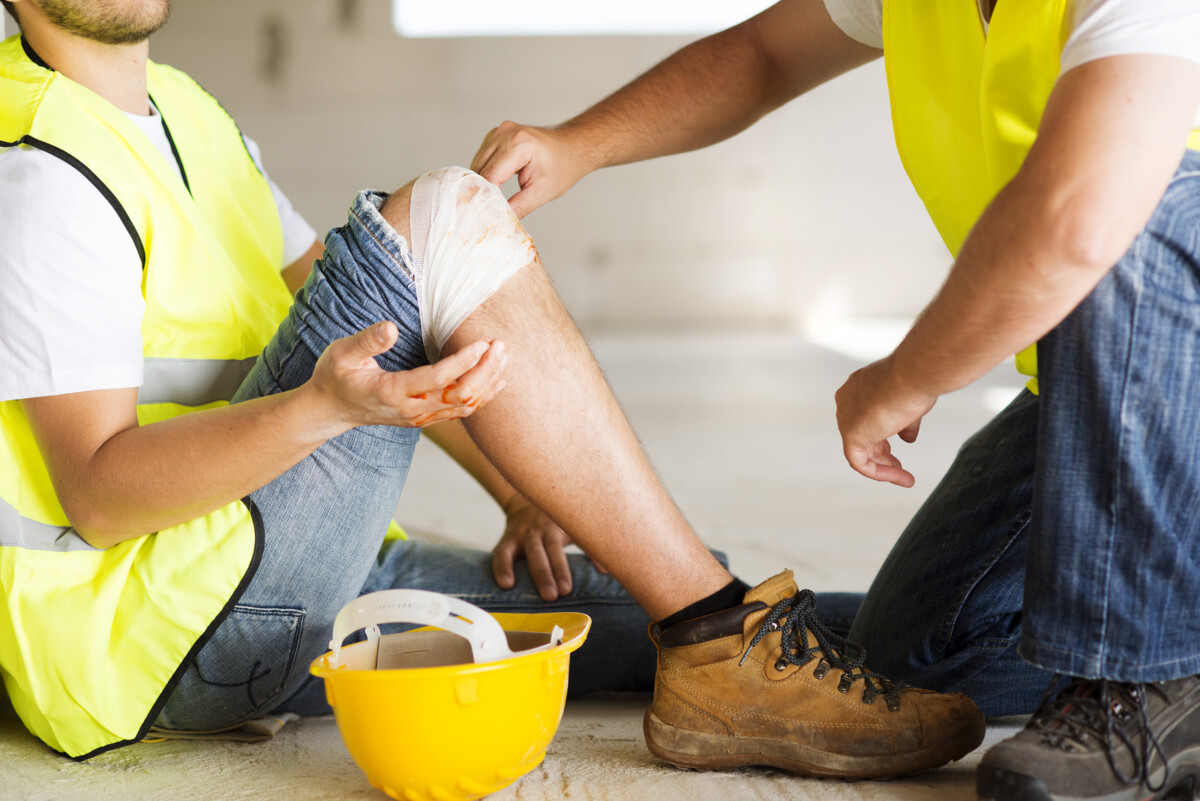 Картинка Работник, нарушивший требования охраны труда, может быть наказан, даже если сам получил травму