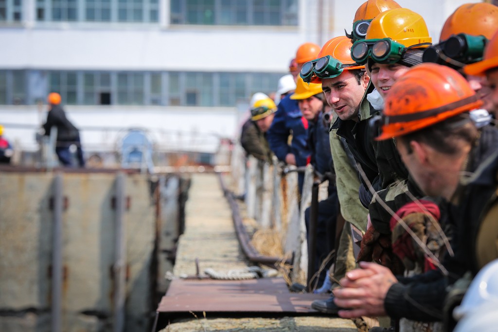 Бывший завод тойота в спб. Завод уволили. Работник завода. Завод уволили. Фольксваген калуга.